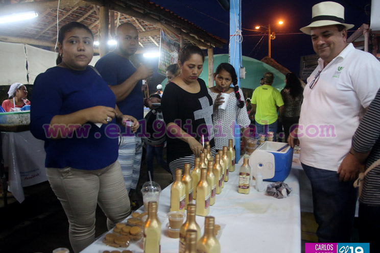 Familias endulzan su fin de semana en Feria de la Miel