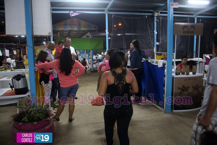 Familias endulzan su fin de semana en Feria de la Miel