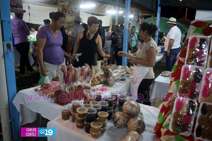 Familias endulzan su fin de semana en Feria de la Miel