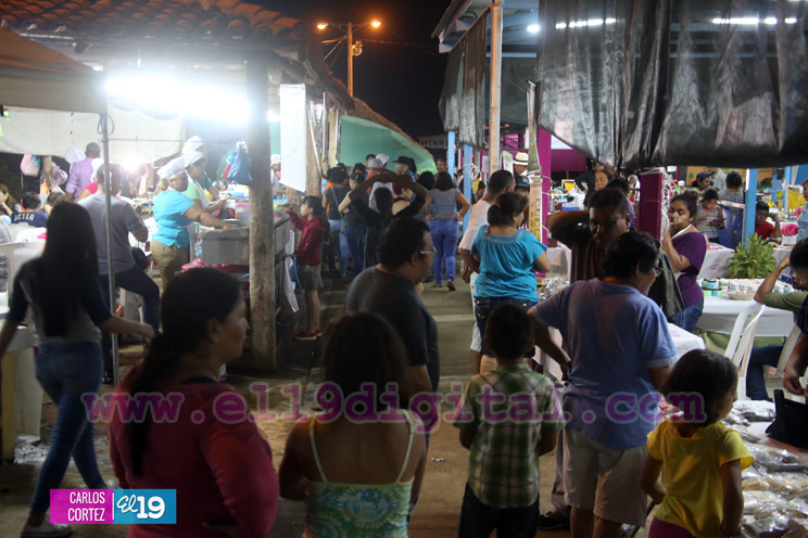 Familias endulzan su fin de semana en Feria de la Miel