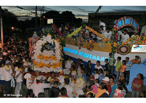 Multitudinaria fiesta en vela del barco en Barrio San Judas