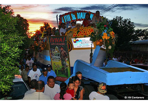 Multitudinaria fiesta en vela del barco en Barrio San Judas