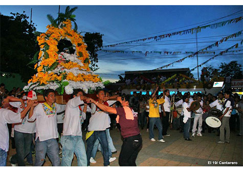 Multitudinaria fiesta en vela del barco en Barrio San Judas