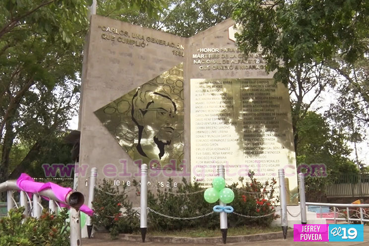 Estudiantes colocan ofrenda en monumento de la alfabetización 