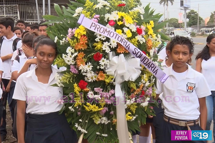 Estudiantes colocan ofrenda en monumento de la alfabetización 