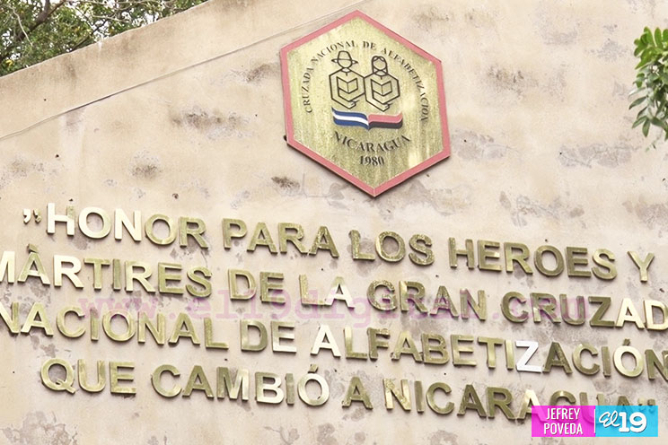 Estudiantes colocan ofrenda en monumento de la alfabetización 