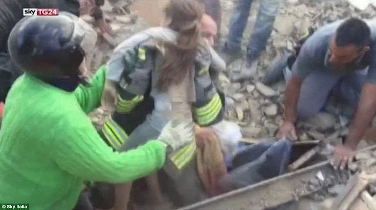 Rescatan a una niña tras más de 16 horas del sismo en Italia
