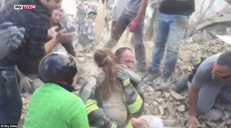 Rescatan a una niña tras más de 16 horas del sismo en Italia