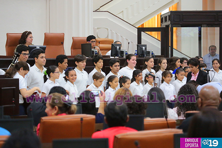 Otorgan “Medalla de Honor Asamblea Nacional" al Colegio Centroamérica