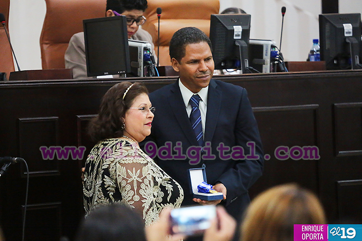 Otorgan “Medalla de Honor Asamblea Nacional" al Colegio Centroamérica