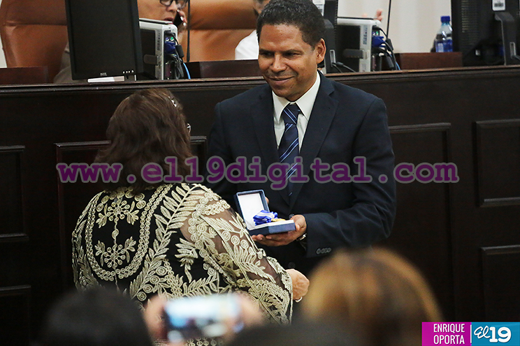 Otorgan “Medalla de Honor Asamblea Nacional" al Colegio Centroamérica
