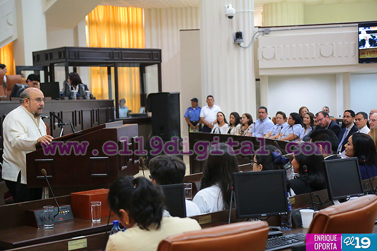Otorgan “Medalla de Honor Asamblea Nacional" al Colegio Centroamérica