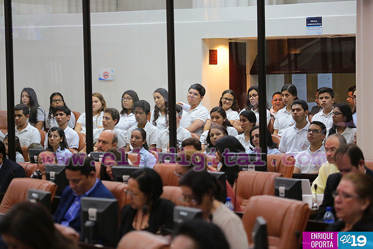 Otorgan “Medalla de Honor Asamblea Nacional" al Colegio Centroamérica