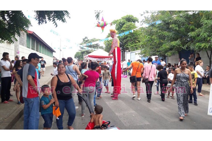 Familias capitalinas celebran Feria Cultural en homenaje a Santa Rosa de Lima 