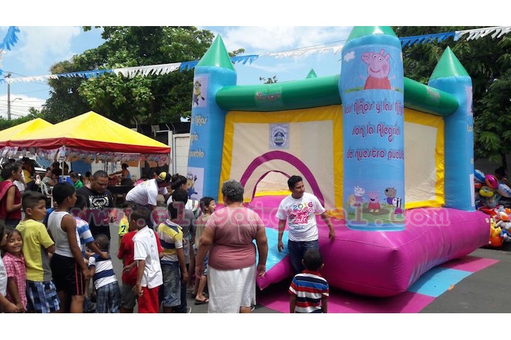 Familias capitalinas celebran Feria Cultural en homenaje a Santa Rosa de Lima 