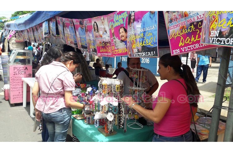 Familias capitalinas celebran Feria Cultural en homenaje a Santa Rosa de Lima 