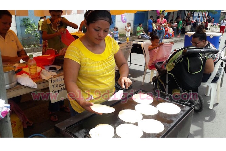 Familias capitalinas celebran Feria Cultural en homenaje a Santa Rosa de Lima 