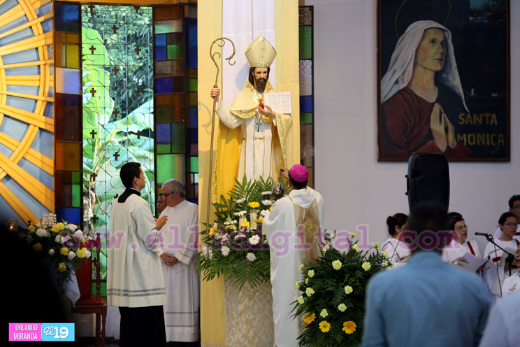 Católicos celebran misa en honor a San Agustín