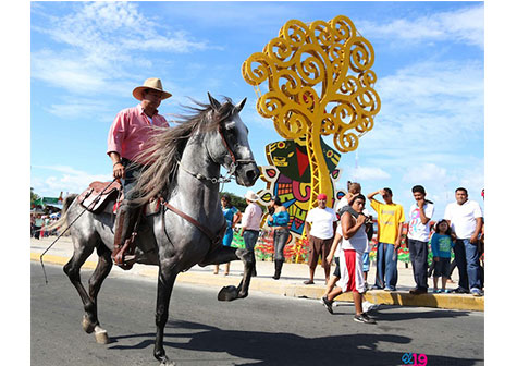 Familias capitalinas disfrutan desfile hípico en honor a Santo Domingo de Guzmán