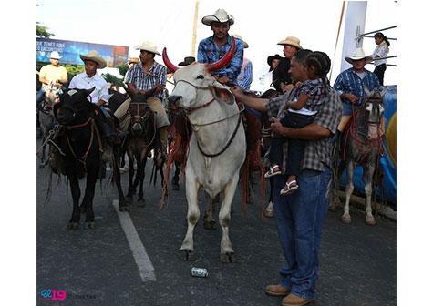 Familias capitalinas disfrutan desfile hípico en honor a Santo Domingo de Guzmán