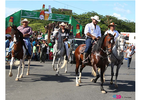 Familias capitalinas disfrutan desfile hípico en honor a Santo Domingo de Guzmán