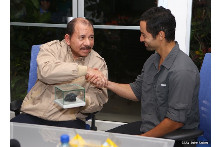 Sam Cossman agradece a Daniel y Rosario por su apoyo a expedición al Volcán Masaya