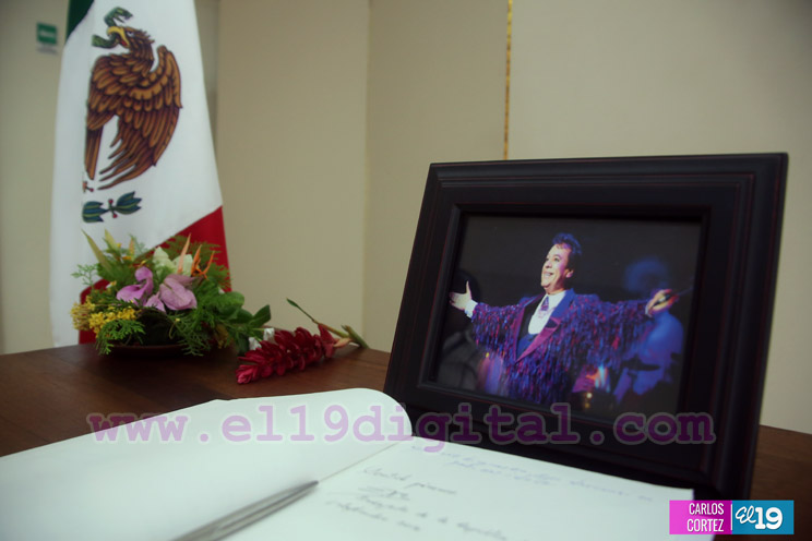Representantes del Gobierno de Nicaragua firman libro de condolencias por Juan Gabriel 