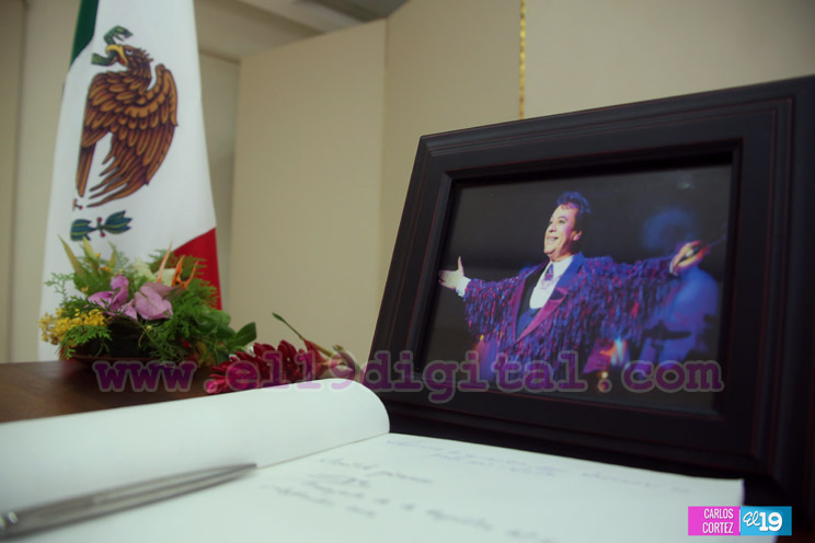 Representantes del Gobierno de Nicaragua firman libro de condolencias por Juan Gabriel 