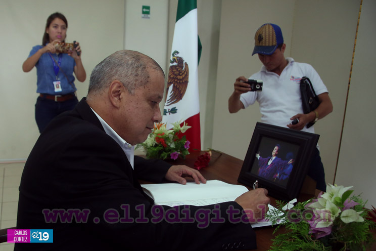 Representantes del Gobierno de Nicaragua firman libro de condolencias por Juan Gabriel 