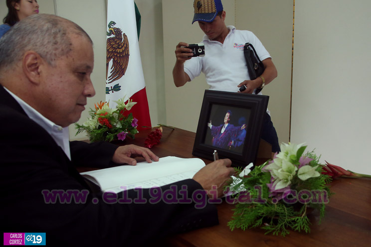 Representantes del Gobierno de Nicaragua firman libro de condolencias por Juan Gabriel 