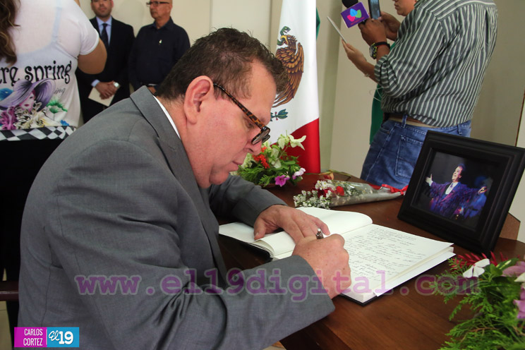 Representantes del Gobierno de Nicaragua firman libro de condolencias por Juan Gabriel 