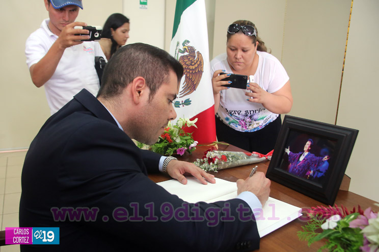 Representantes del Gobierno de Nicaragua firman libro de condolencias por Juan Gabriel 