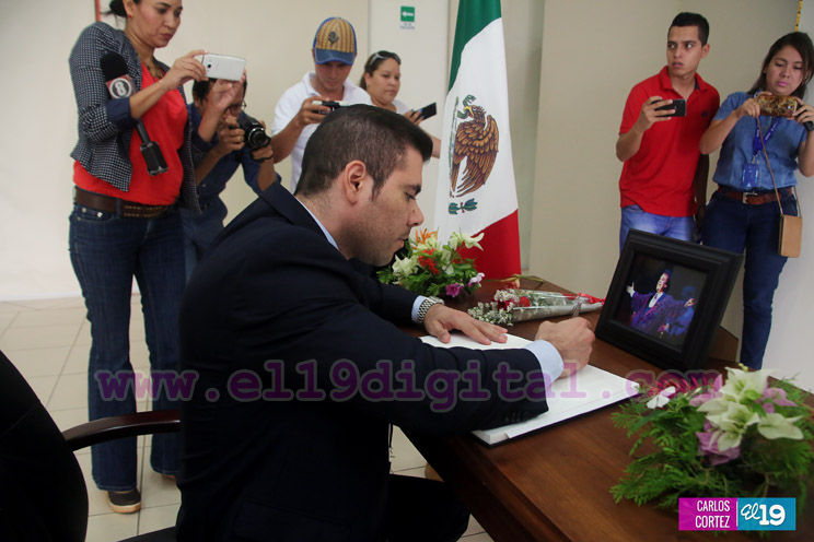 Representantes del Gobierno de Nicaragua firman libro de condolencias por Juan Gabriel 