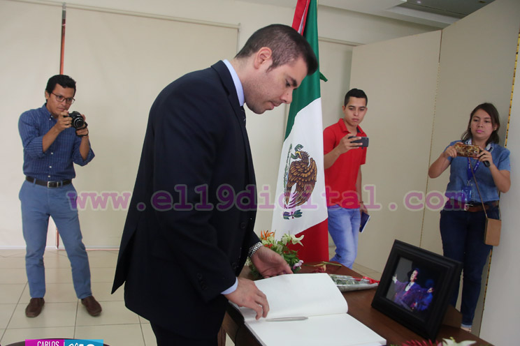 Representantes del Gobierno de Nicaragua firman libro de condolencias por Juan Gabriel 