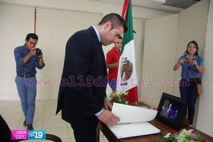 Representantes del Gobierno de Nicaragua firman libro de condolencias por Juan Gabriel 