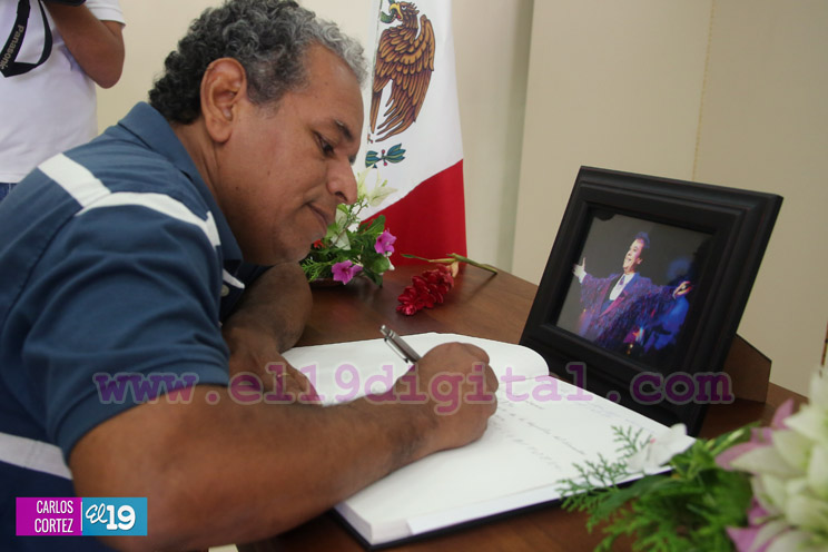Representantes del Gobierno de Nicaragua firman libro de condolencias por Juan Gabriel 