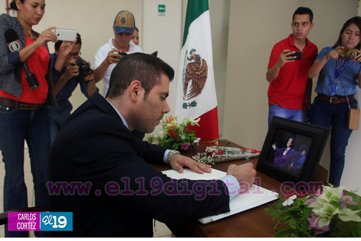 Representantes del Gobierno de Nicaragua firman libro de condolencias por Juan Gabriel 
