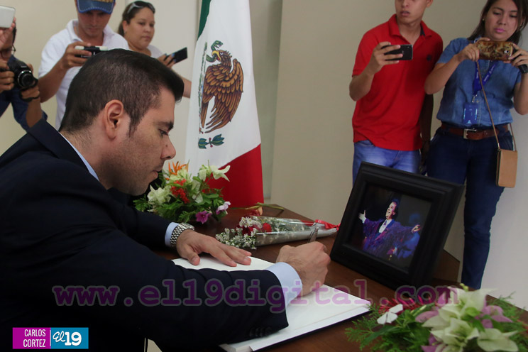 Representantes del Gobierno de Nicaragua firman libro de condolencias por Juan Gabriel 