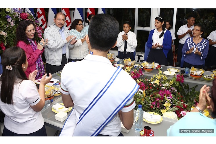 Daniel y Rosario entregan Medalla “Presidente de la República” a maestros eméritos y a los mejores maestros y estudiantes de Nicaragua