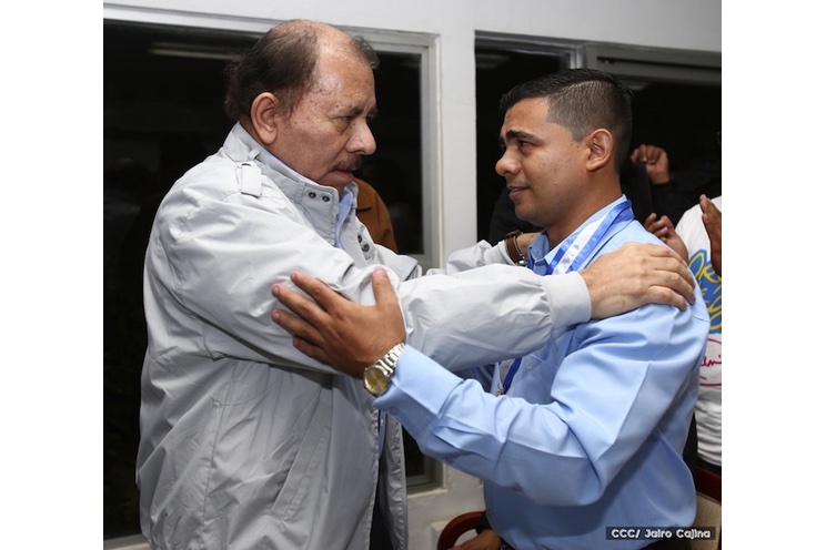 Daniel y Rosario entregan Medalla “Presidente de la República” a maestros eméritos y a los mejores maestros y estudiantes de Nicaragua