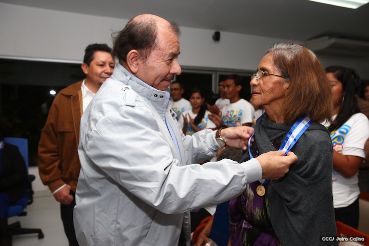 Daniel y Rosario entregan Medalla “Presidente de la República” a maestros eméritos y a los mejores maestros y estudiantes de Nicaragua