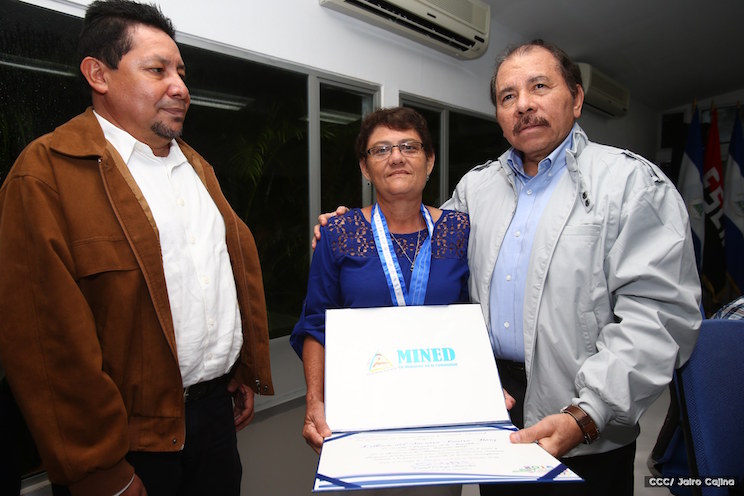 Daniel y Rosario entregan Medalla “Presidente de la República” a maestros eméritos y a los mejores maestros y estudiantes de Nicaragua
