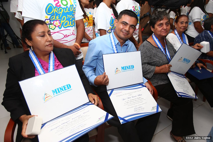 Daniel y Rosario entregan Medalla “Presidente de la República” a maestros eméritos y a los mejores maestros y estudiantes de Nicaragua