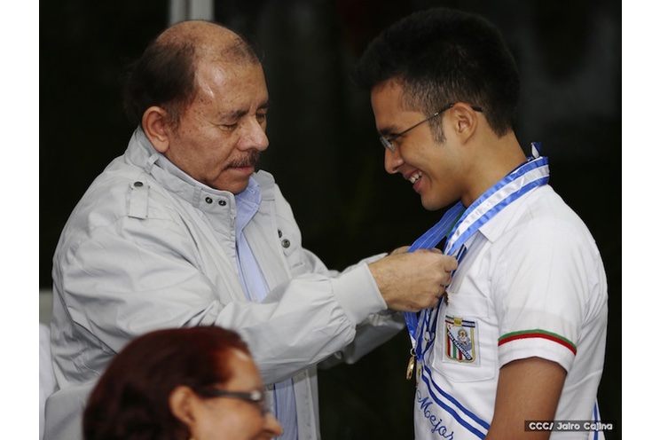 Daniel y Rosario entregan Medalla “Presidente de la República” a maestros eméritos y a los mejores maestros y estudiantes de Nicaragua