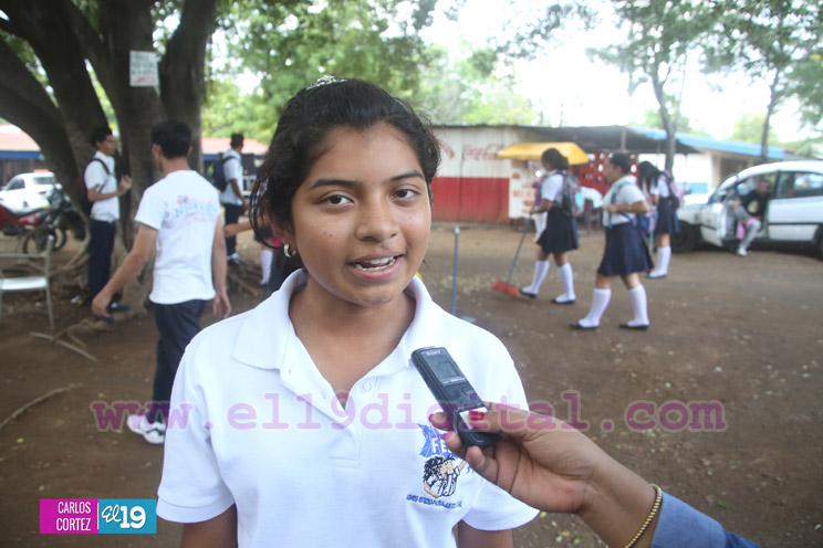 Estudiantes honran a la patria manteniendo sus ambientes escolares limpios