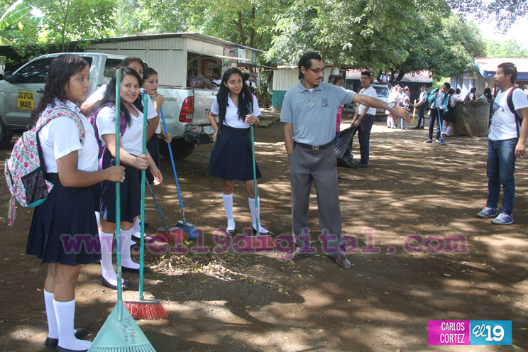 Estudiantes honran a la patria manteniendo sus ambientes escolares limpios