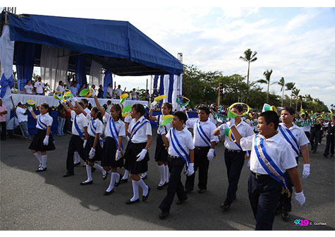 Colorido y cultura en desfile escolar patrio del Distrito II