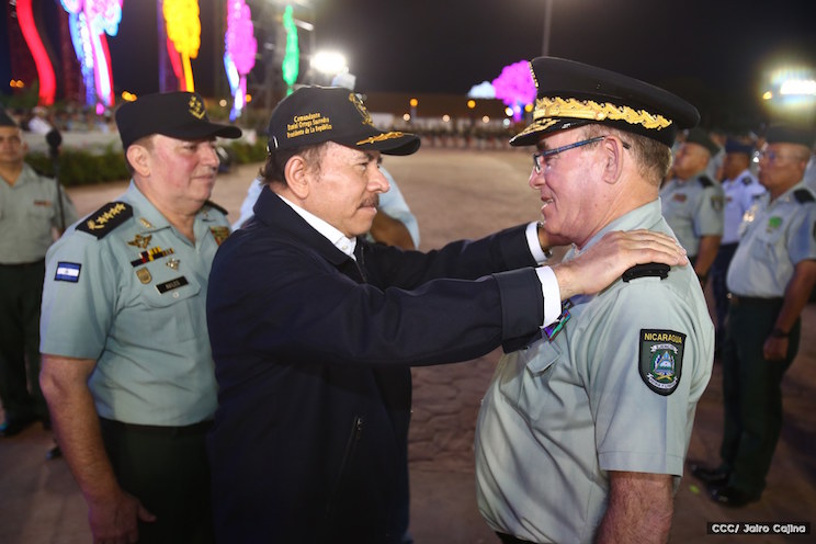 Daniel y Rosario presiden acto del 37 aniversario del Ejército de Nicaragua