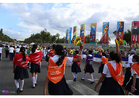 Colorido y cultura en desfile escolar patrio del Distrito II