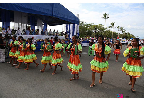 Colorido y cultura en desfile escolar patrio del Distrito II